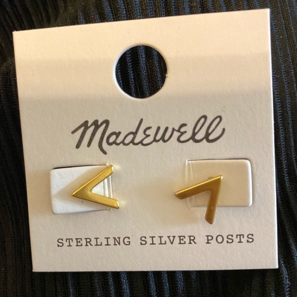 Madewell Jewelry - Madewell gold V shape dainty stud earrings